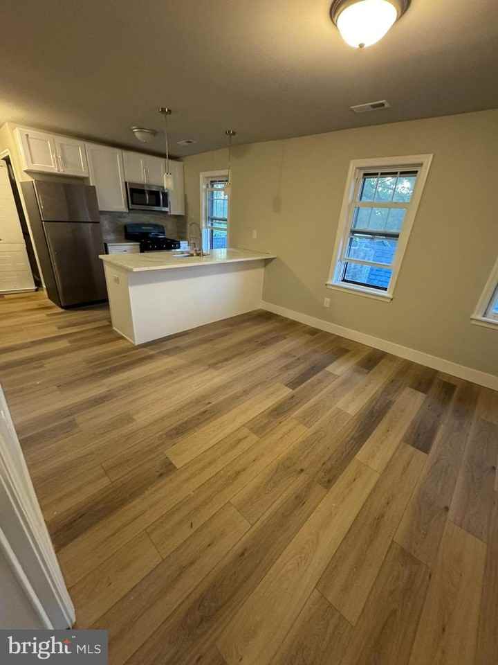 166 East Ave #E - Photo 2 of 17