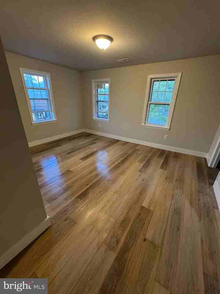 166 East Ave #E - Photo 4 of 17