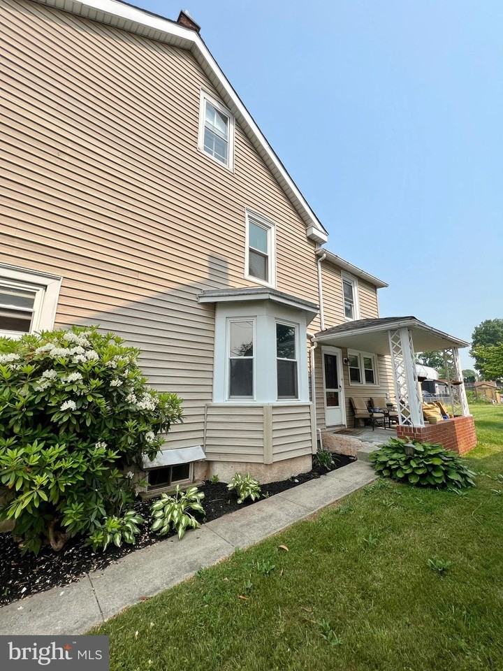 337 Bridge St - Photo 3 of 15