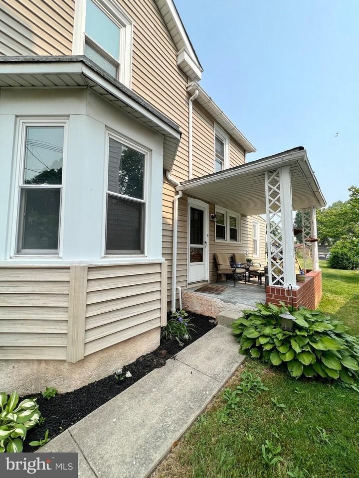 337 Bridge St - Photo 4 of 15