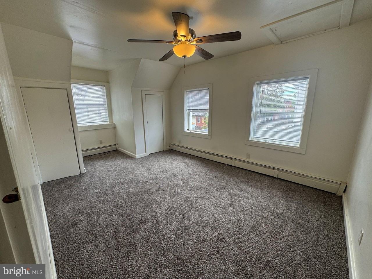 261 N York St - Photo 4 of 8