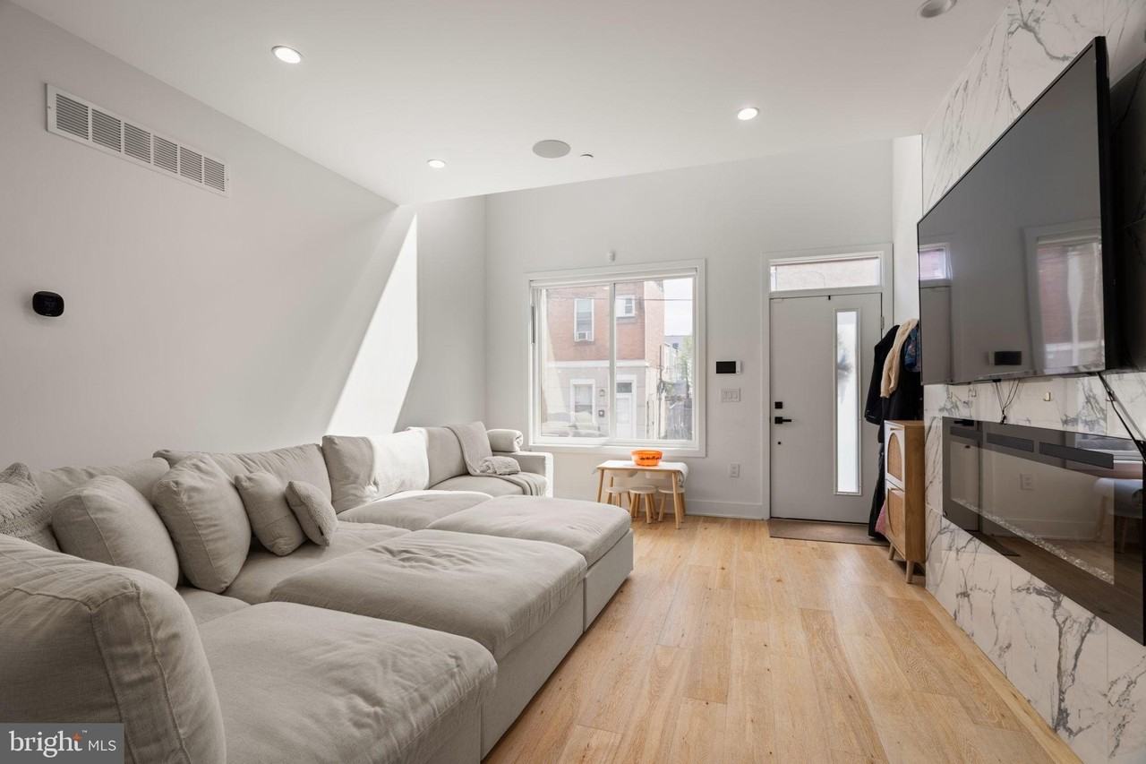 2409 Oakford St - Photo 6 of 50