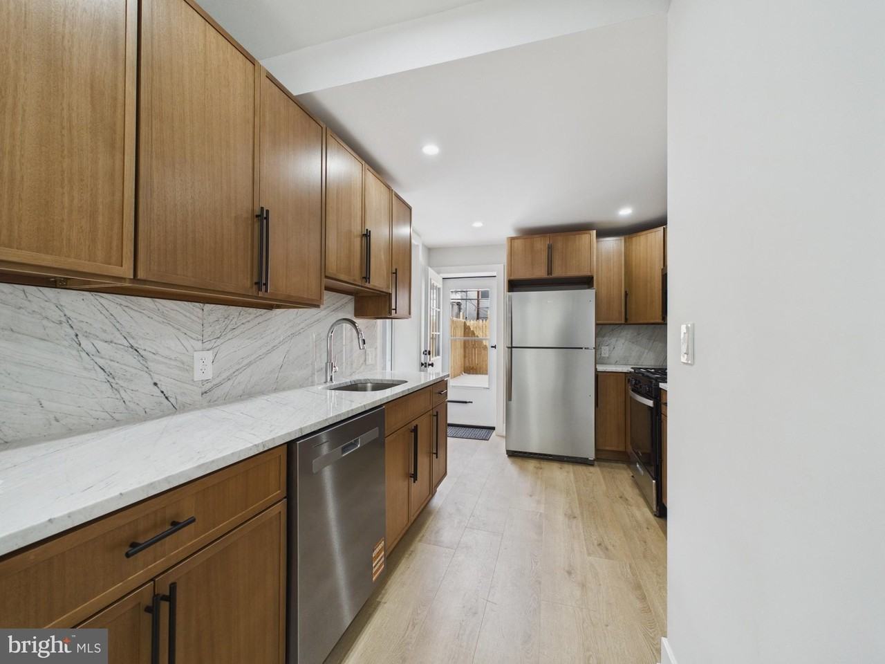 2229 Oakford St - Photo 4 of 16
