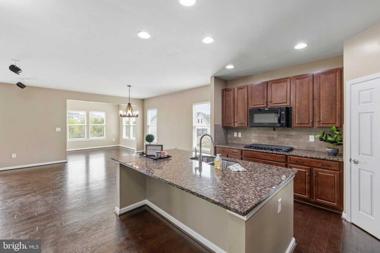 112 Norwich Ct - Photo 5 of 50