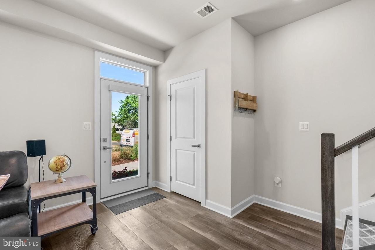 12998 Hattontown Sq - Photo 4 of 36
