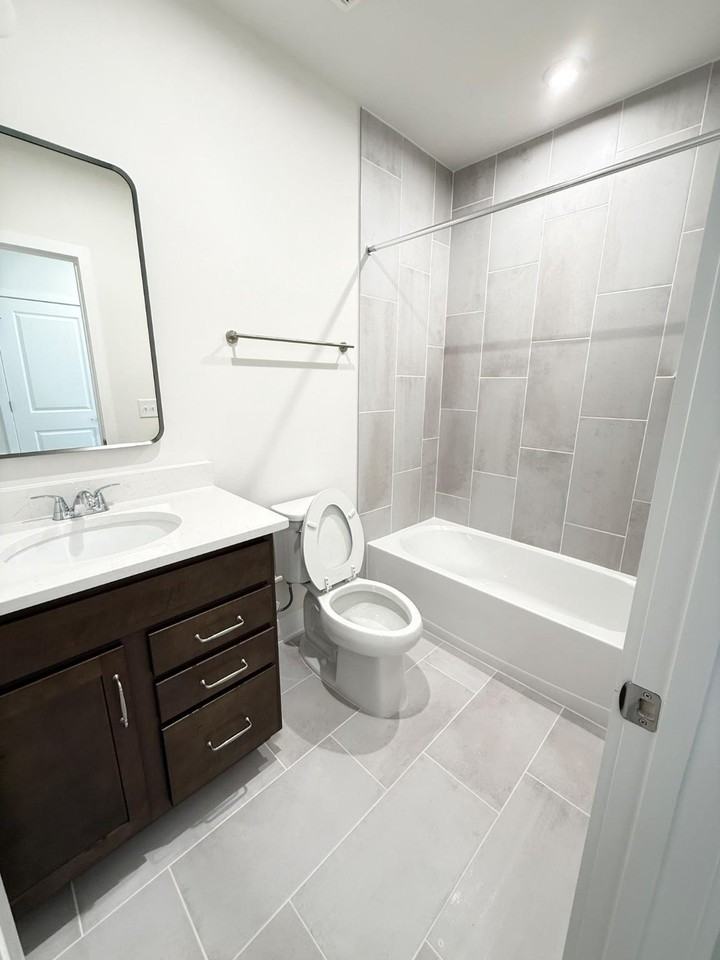 9715 Grant Ave - Photo 3 of 43