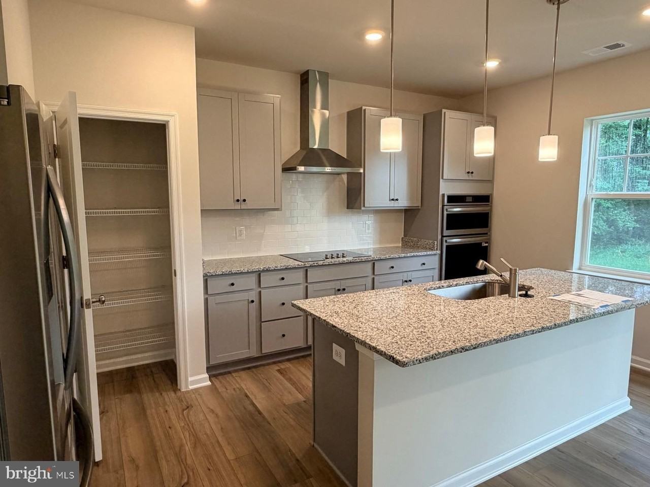 19 Forest Grove Ave - Photo 3 of 36