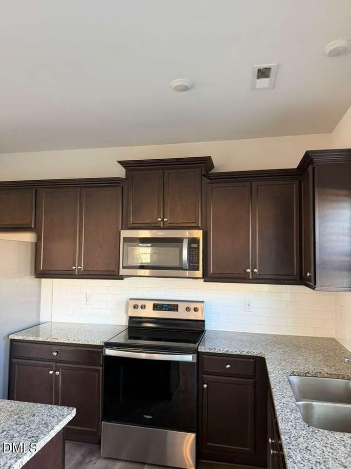 110 Prairie St - Photo 5 of 37
