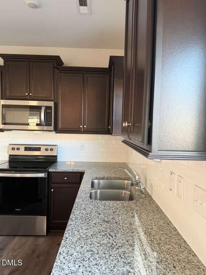 110 Prairie St - Photo 6 of 37