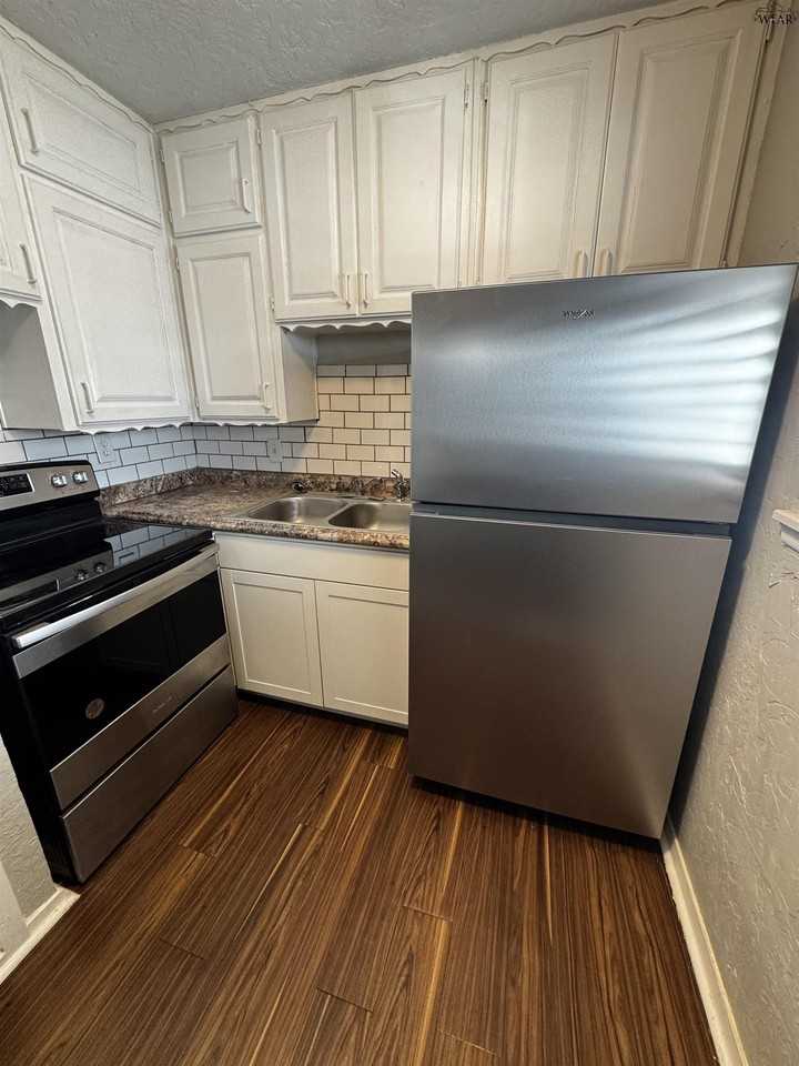 1710 10th St #10 - Photo 6 of 7