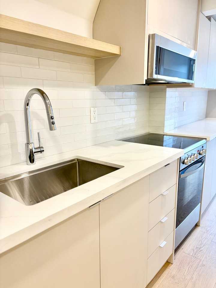 275 Lauder Avenue - Photo 2 of 18