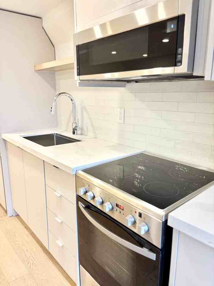 275 Lauder Avenue - Photo 4 of 18