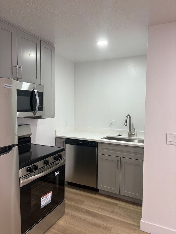 Victoria Canyon Apartments - Photo 4 of 33