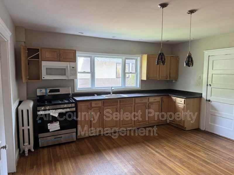 195 Jefferson Ave #1 - Photo 5 of 16