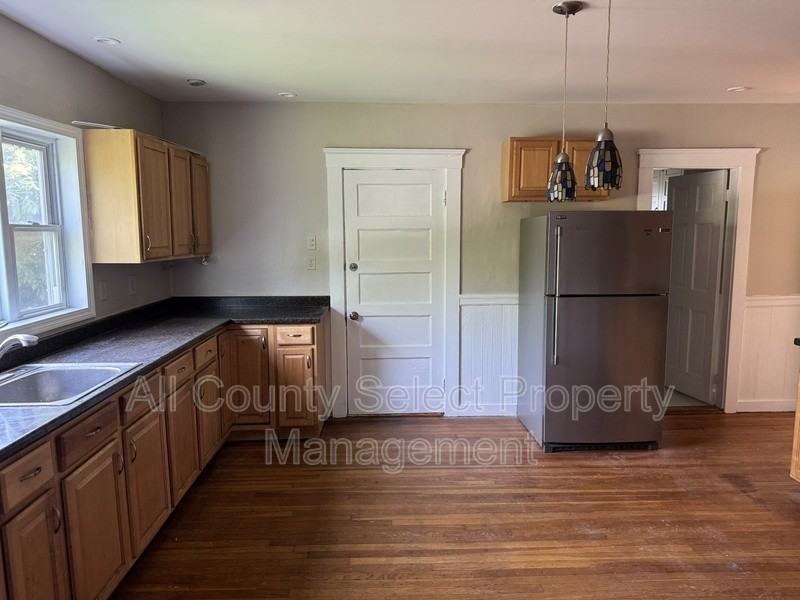 195 Jefferson Ave #1 - Photo 6 of 16