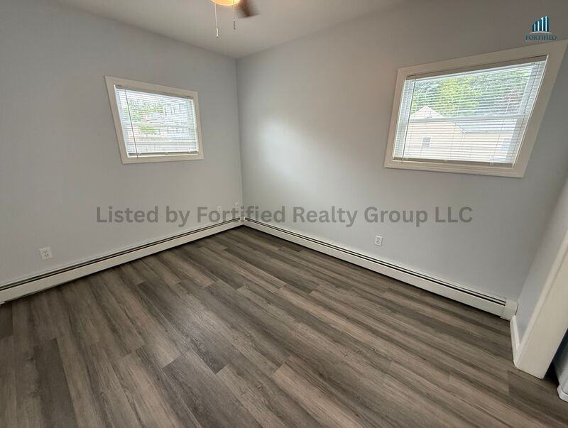 552 Maple St #1R - Photo 4 of 14