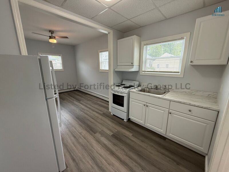 552 Maple St #1R - Photo 7 of 14