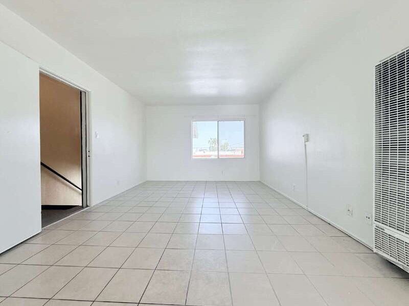 943 W 68th St #4 - Photo 3 of 34