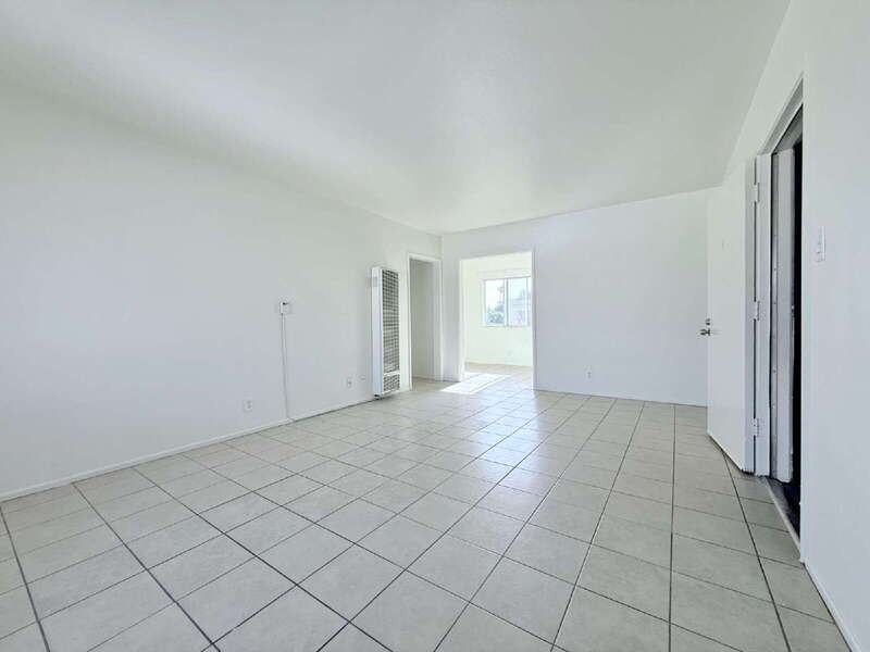 943 W 68th St #4 - Photo 4 of 34