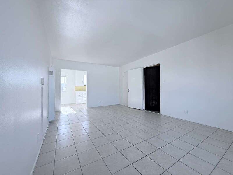 943 W 68th St #4 - Photo 5 of 34