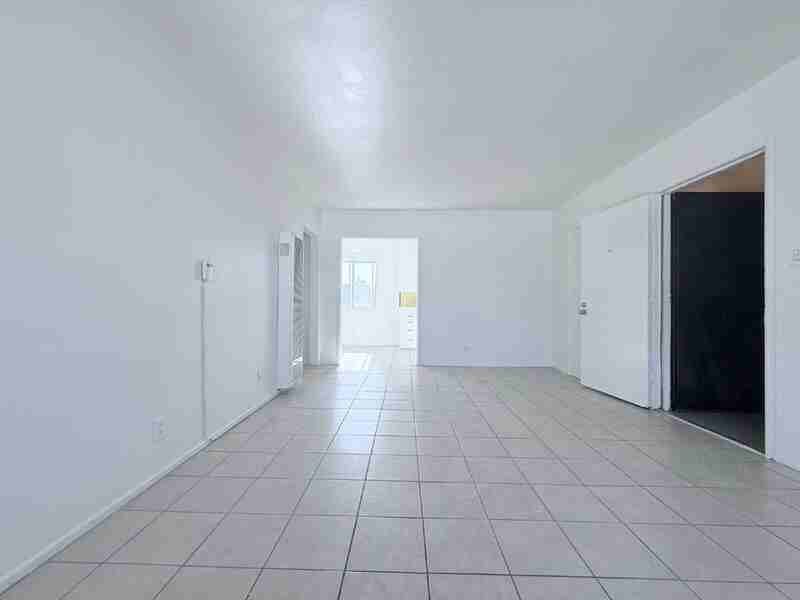943 W 68th St #4 - Photo 6 of 34