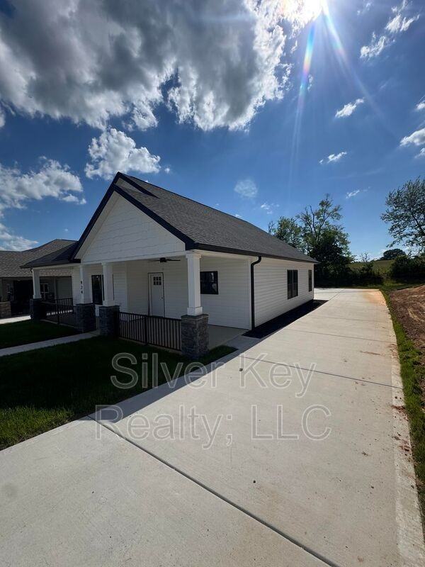 924 Stratford Ave - Photo 2 of 18