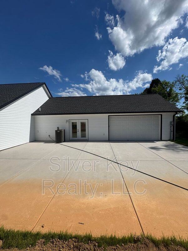 924 Stratford Ave - Photo 3 of 18