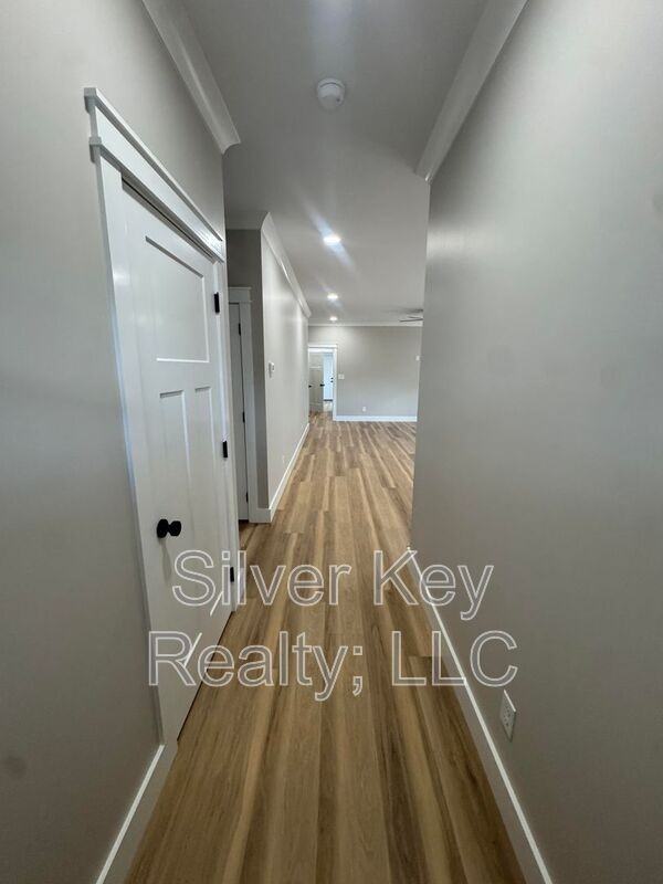 924 Stratford Ave - Photo 5 of 18
