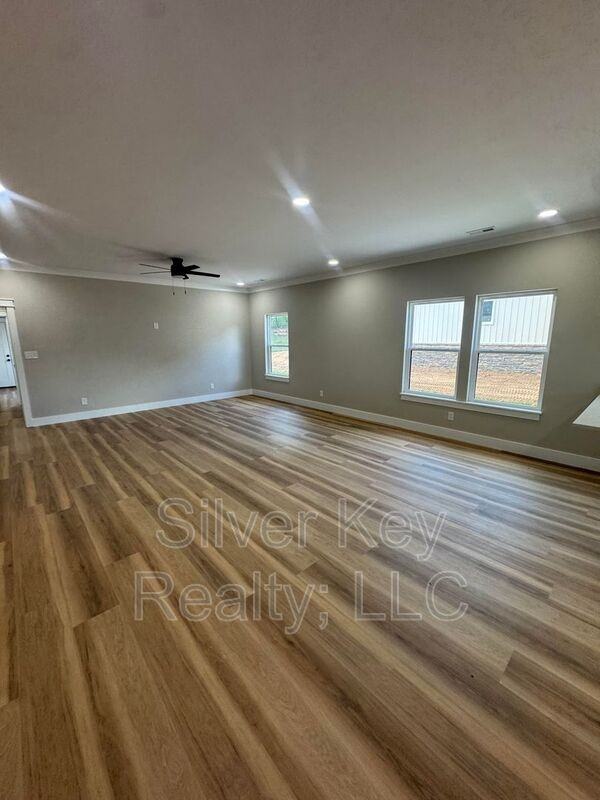 924 Stratford Ave - Photo 6 of 18