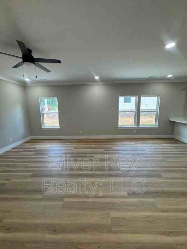924 Stratford Ave - Photo 7 of 18