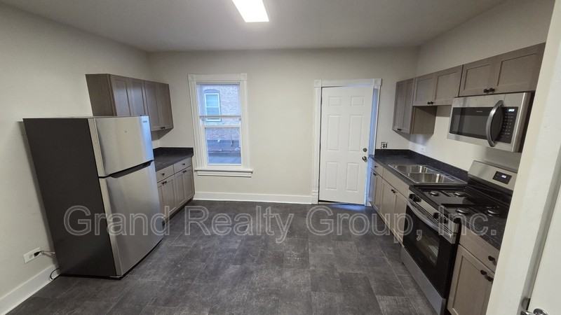 129 Cedar Ave #2R - Photo 3 of 12