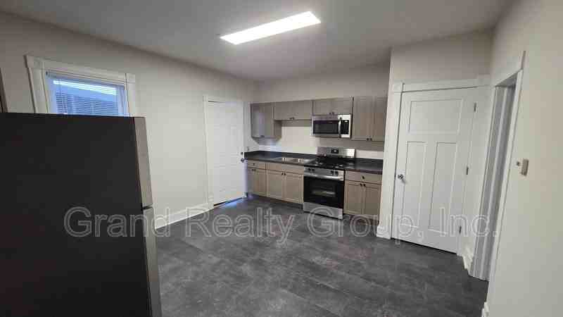 129 Cedar Ave #2R - Photo 4 of 12