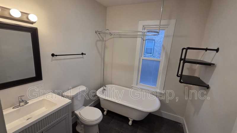 129 Cedar Ave #2R - Photo 7 of 12