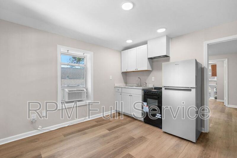 325 54th Ave N #E - Photo 2 of 21