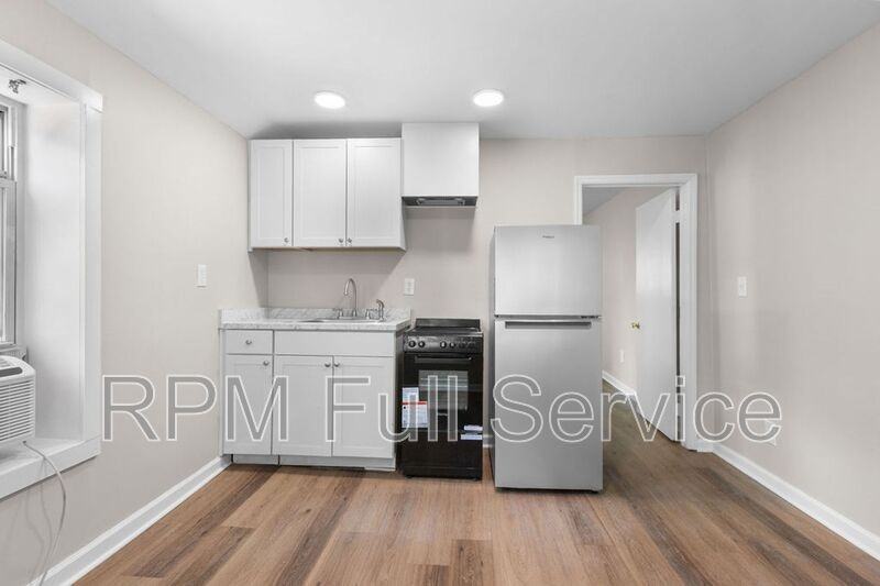 325 54th Ave N #E - Photo 3 of 21