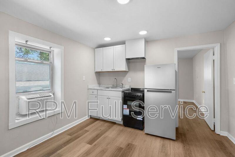 325 54th Ave N #E - Photo 6 of 21