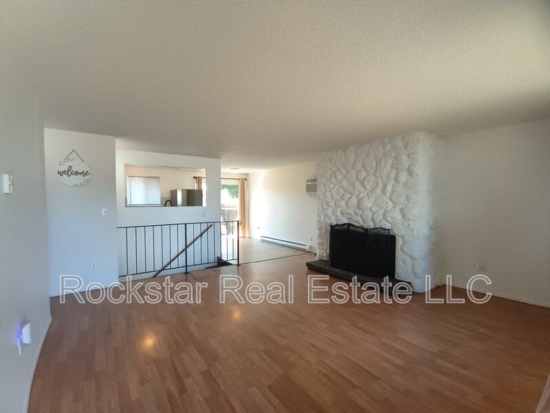 702 E Bridgeport Ave - Photo 3 of 23
