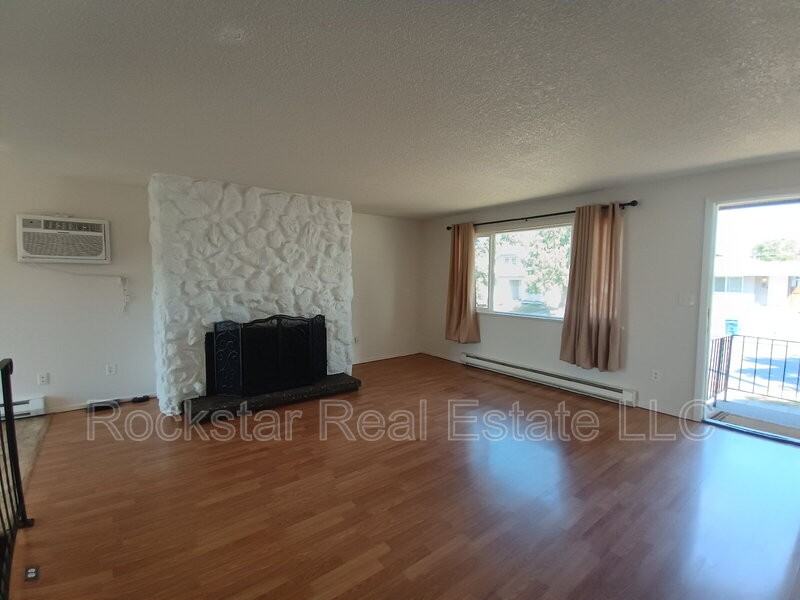 702 E Bridgeport Ave - Photo 4 of 23