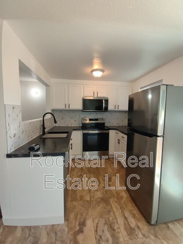 702 E Bridgeport Ave - Photo 6 of 23