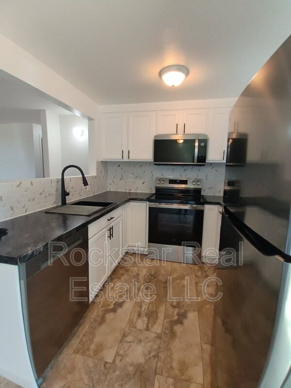 702 E Bridgeport Ave - Photo 7 of 23