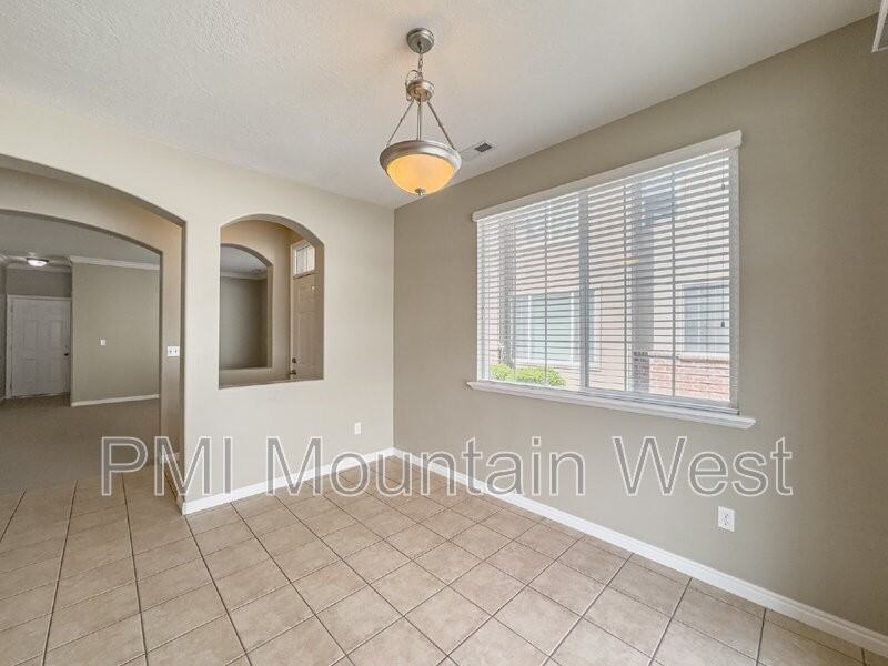 948 Chelsea Ln - Photo 4 of 34