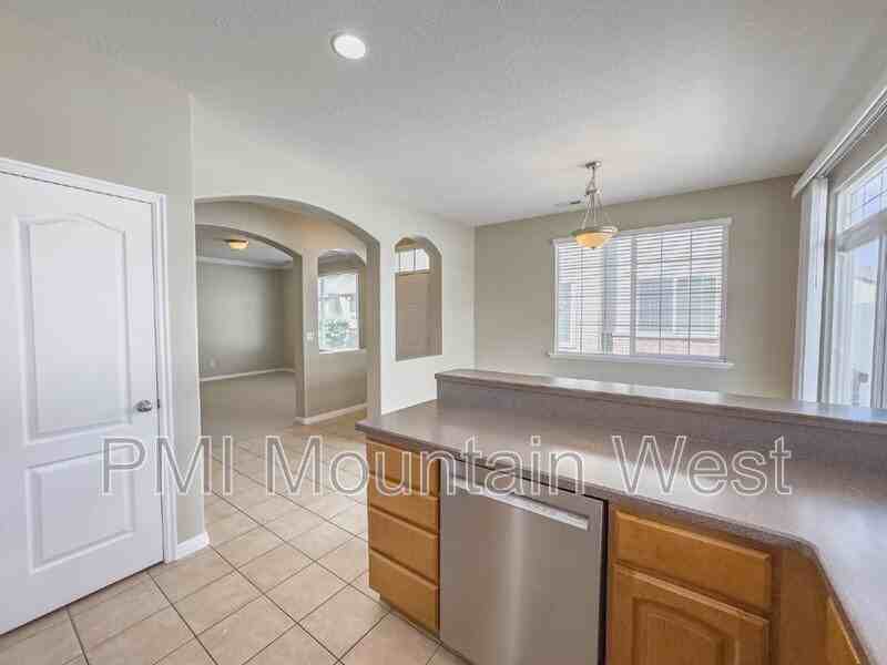 948 Chelsea Ln - Photo 5 of 34