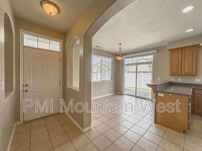 948 Chelsea Ln - Photo 7 of 34