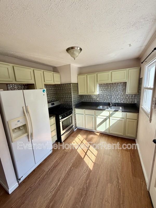 1604 Marbo Ave - Photo 4 of 10