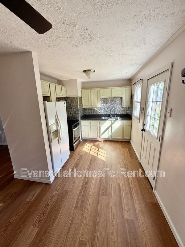 1604 Marbo Ave - Photo 5 of 10