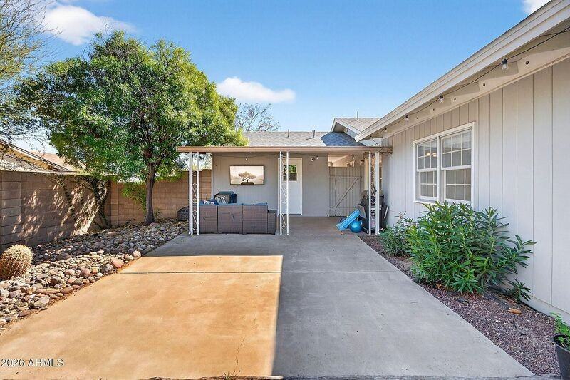 2822 E Willow Ave - Photo 4 of 50