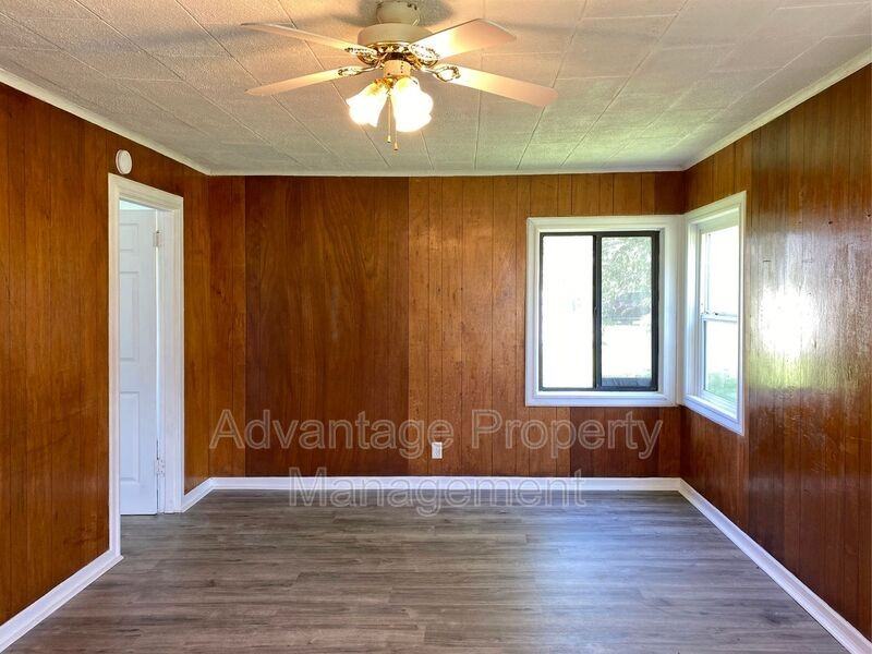 1415 W 4th St - Photo 2 of 14