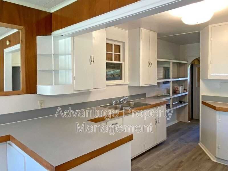 1415 W 4th St - Photo 6 of 14