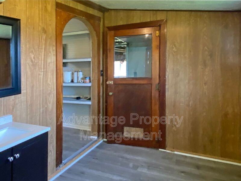 1415 W 4th St - Photo 7 of 14