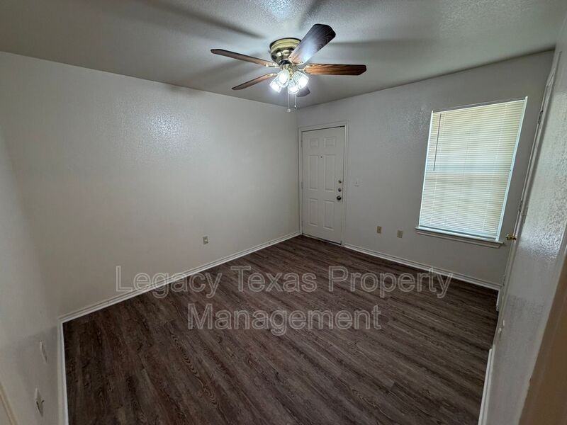 1106 Williams Ave #D - Photo 5 of 18